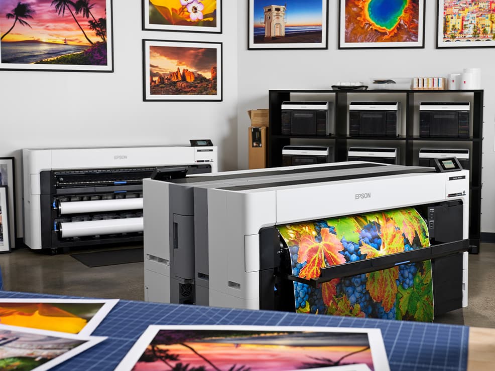 Impresora Epson SureColor P-Series produciendo impresión fotográfica profesional
